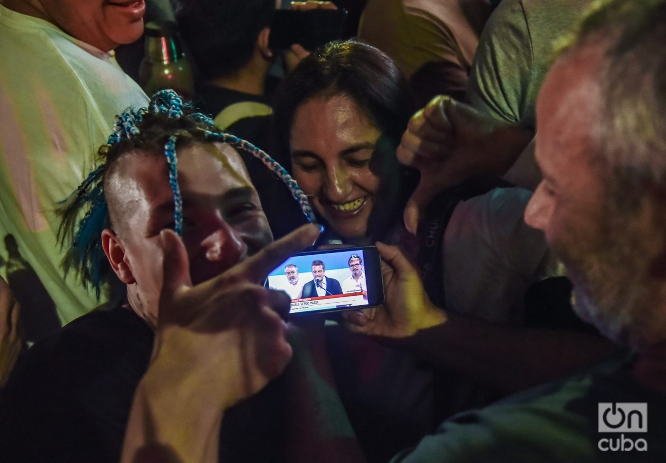 Simpatizantes de Milei, en el momento en que Sergio Massa, candidato del peronismo, asume la derrota. Foto: Kaloian.