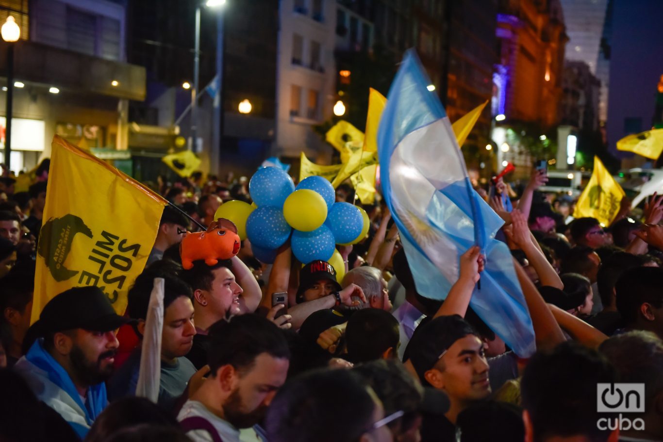 eguidores de Milei esperando a que salga su líder tras la victoria la noche de las elecciones presidenciales. Foto: Kaloian.
