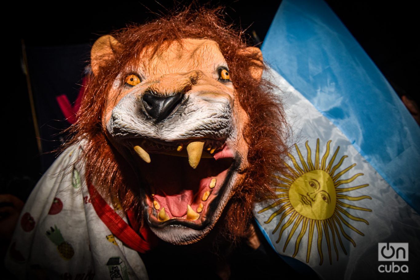 La máscara de un león en los festejos por la victoria presidencial de Milei. Con ese animal se identifica el electo presidente. Foto: Kaloian.
