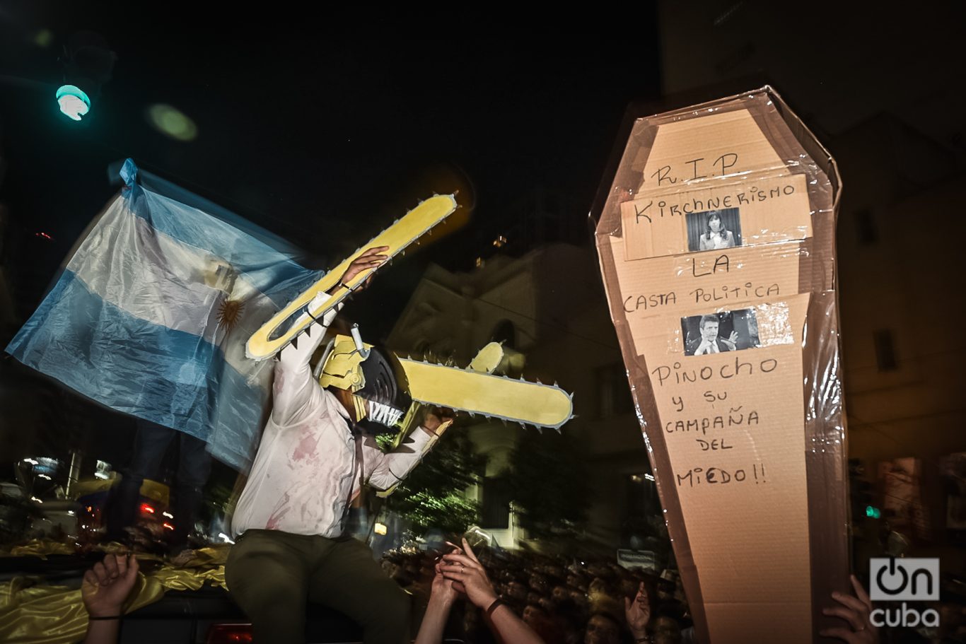 Un hombre disfrazado con una motosierra ensangrentada y un sarcófago en los festejos por la victoria presidencial de Milei. Foto: Kaloian.