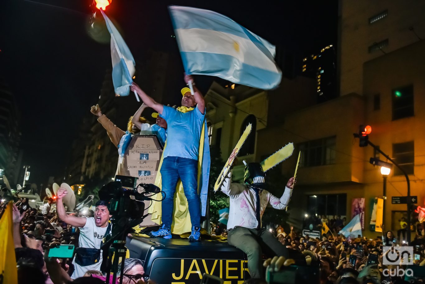 Festejos en las afueras del búnker de Milei al conocerse los resultados de las elecciones el domingo 19 de noviembre. Foto: Kaloian.