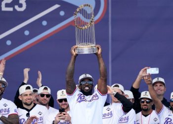 Adolis García no pudo estar en los últimos partidos de la Serie Mundial con los Rangers, pero fue uno de los héroes de la postemporada para la novena tejana. Foto: Tomada de MLB (online).