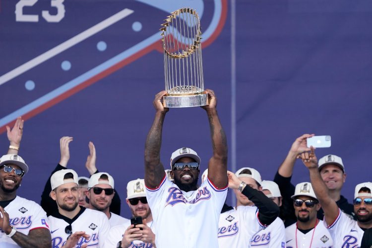 Adolis García no pudo estar en los últimos partidos de la Serie Mundial con los Rangers, pero fue uno de los héroes de la postemporada para la novena tejana. Foto: Tomada de MLB (online).