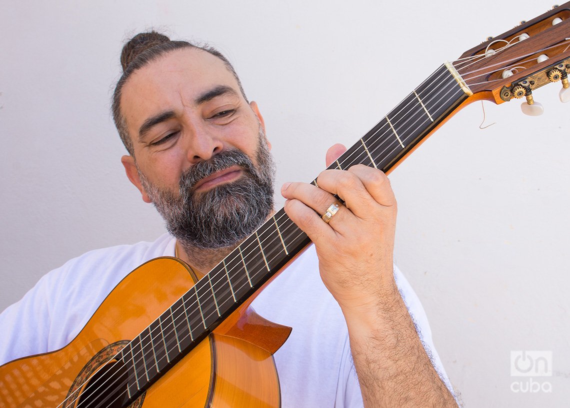 Alain Pérez, cantante, guitarrista, bajista, percusionista, pianista, compositor, productor, arreglista y director de orquesta cubano. Foto: Otmaro Rodríguez.