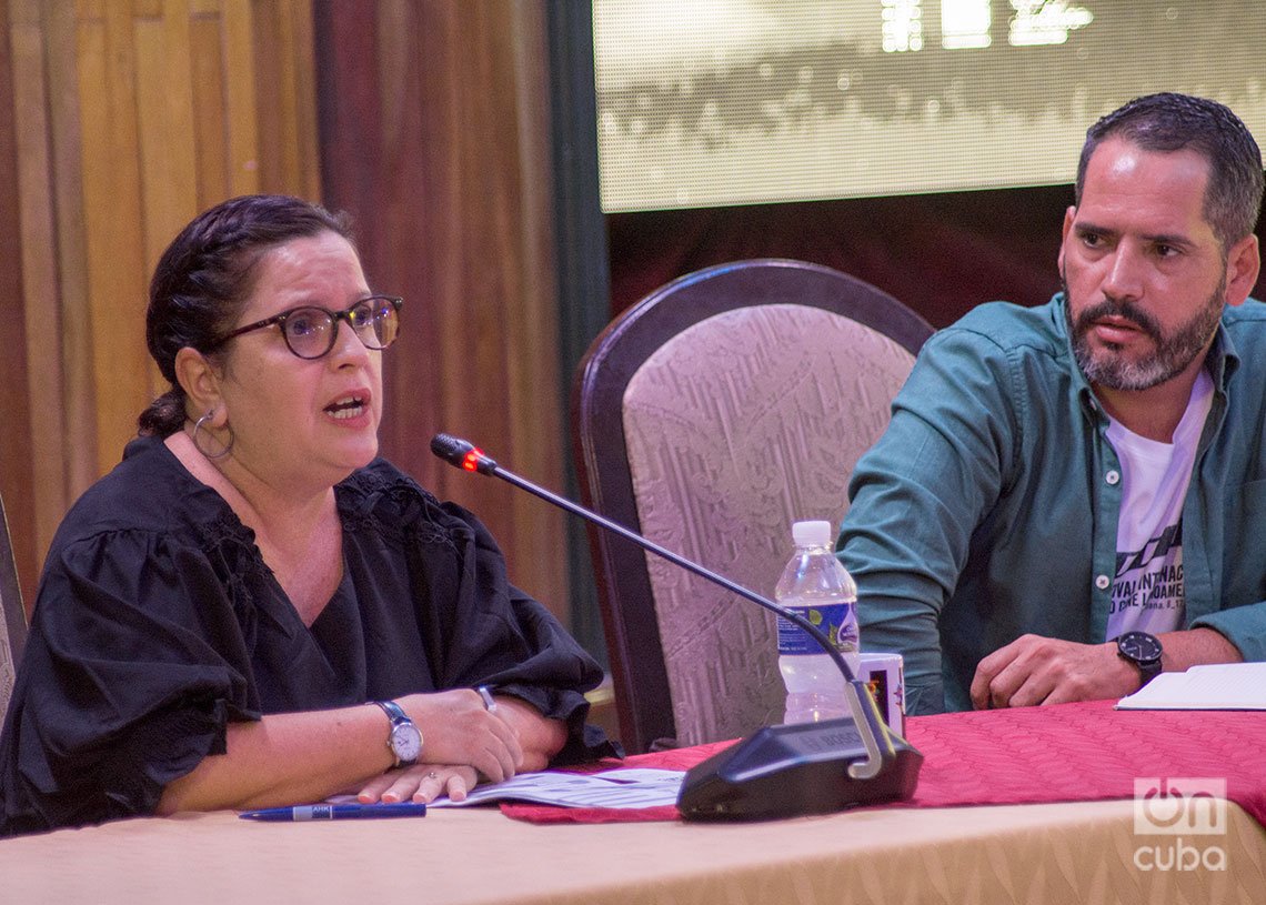 Tania Delgado (izq), directora del Festival Internacional del Nuevo Cine Latinoamericano de La Habana, habla durante una conferencia de prensa en el Hotel Nacional. Foto: Otmaro Rodríguez.
