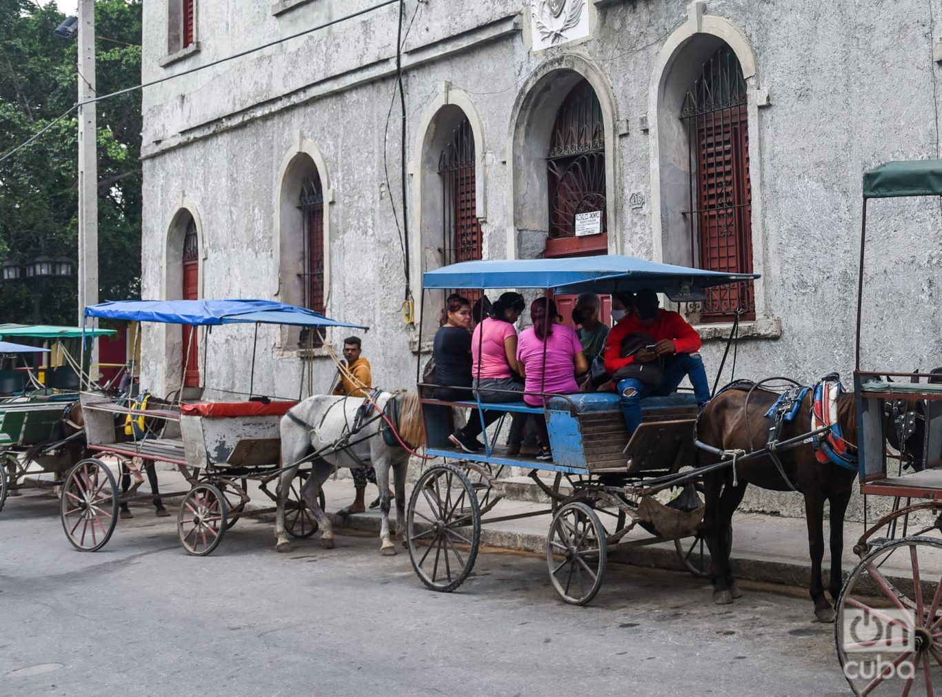 Coches de caballo en Holguín. Foto: Kaloian.