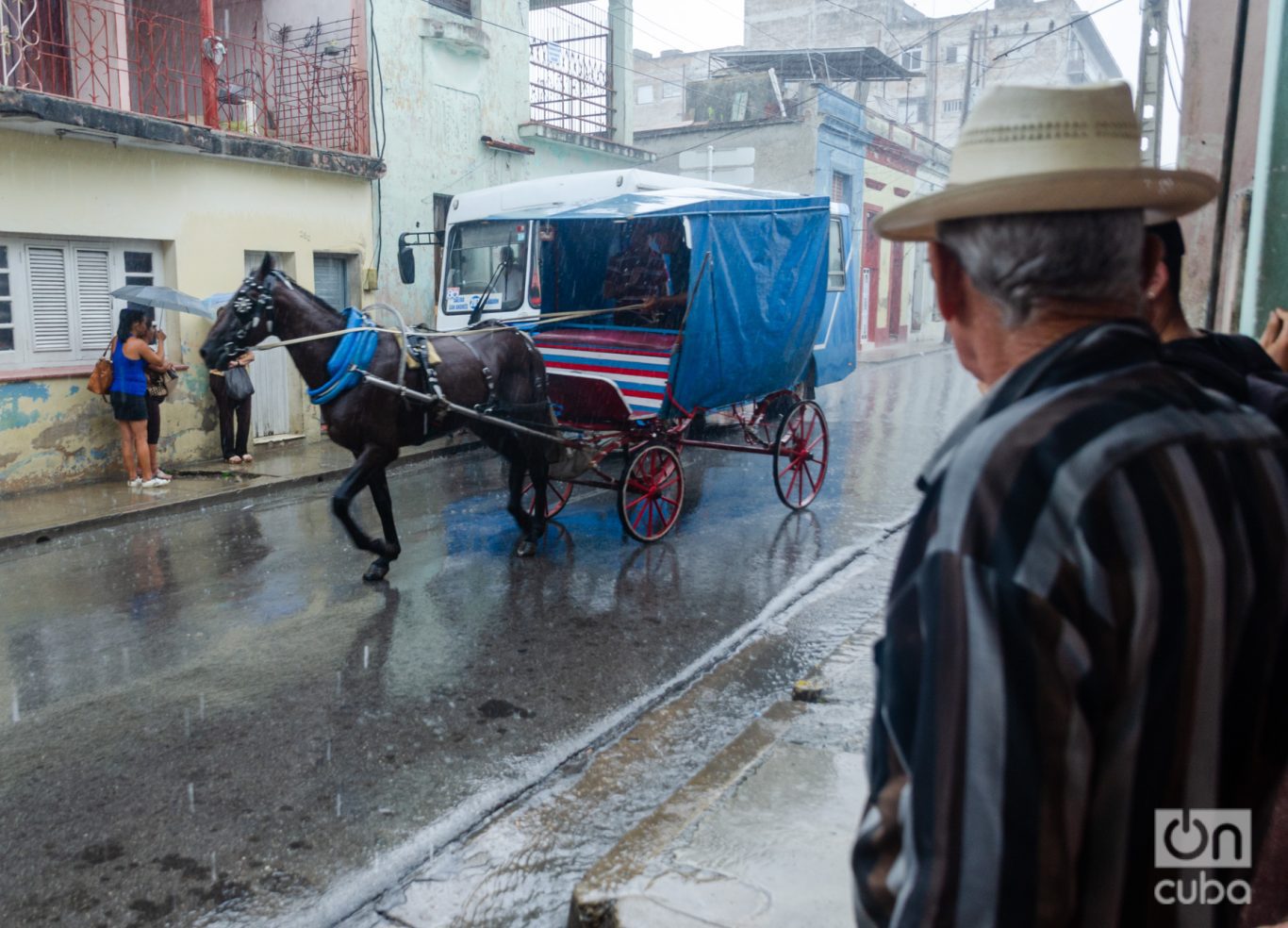 Un coche bajo la lluvía en Holguín. Foto: Kaloian.
