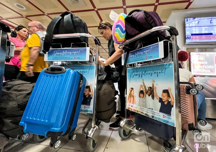 Viajeros en aeropuerto de Cuba. Foto: Kaloian / Archivo.