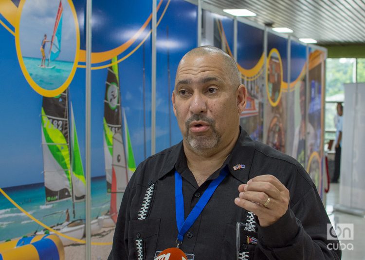 Nachito Herrera, pianista cubano residente en Estados Unidos, conversa con OnCuba durante la IV Conferencia La Nación y la Emigración, celebrada en La Habana. Foto: Otmaro Rodríguez.