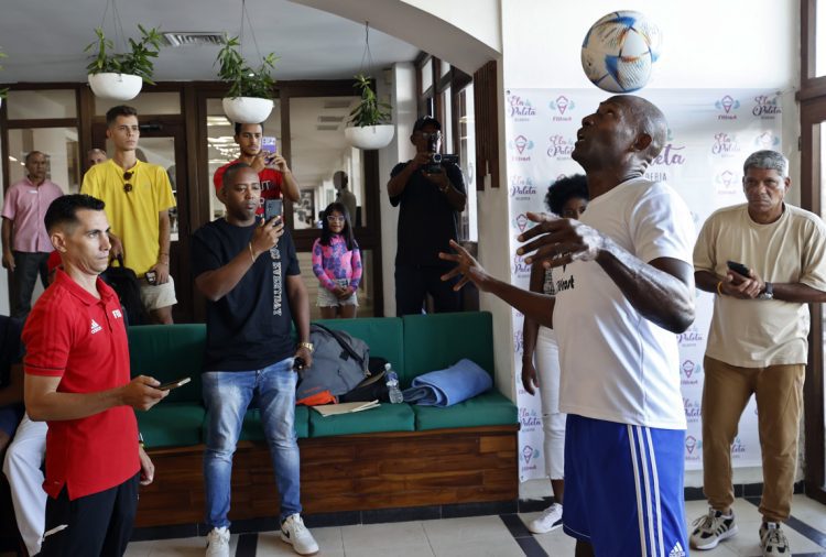 El multirrecordista mundial en dominio del balón Erick Hernández controla el balón durante el establecimiento de un nuevo récord en La Habana, el 25 de noviembre de 2023. Foto: Ernesto Mastrascusa / EFE.