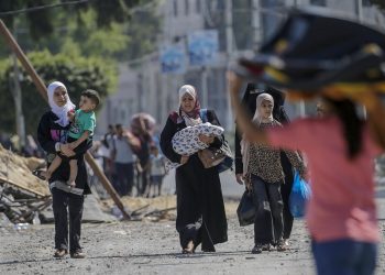 Mujeres y menores evacuando Gaza. Foto: EFE.