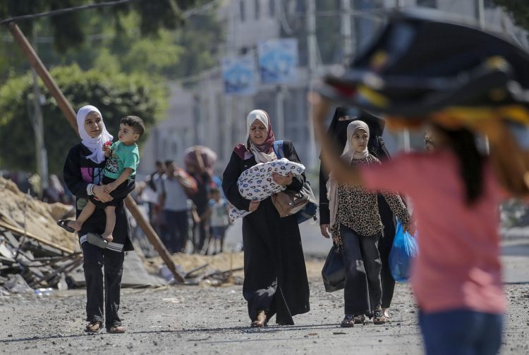 Mujeres y menores evacuando Gaza. Foto: EFE.