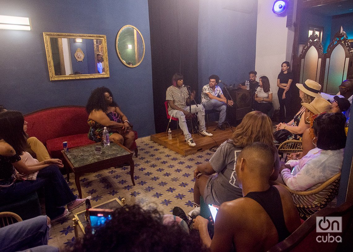 Big Freedia exchanged with Cuban artists, activists and entrepreneurs at Bar Tempo. Photo: Otmaro Rodríguez