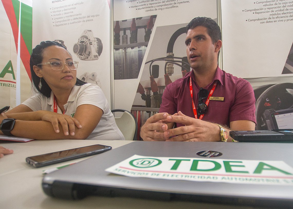 Alfredo Hernández (derecha), administrador representante de la mipyme habanera TDEA, junto a otra trabajadora de la empresa privada. Foto: Otmaro Rodríguez.
