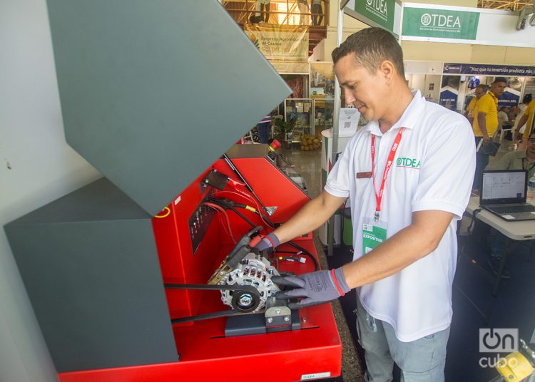 Un joven ingeniero de la mipyme privada TDEA, en el estand de la empresa en la Feria Internacional de La Habana FIHAV 2023. Foto: Otmaro Rodríguez.