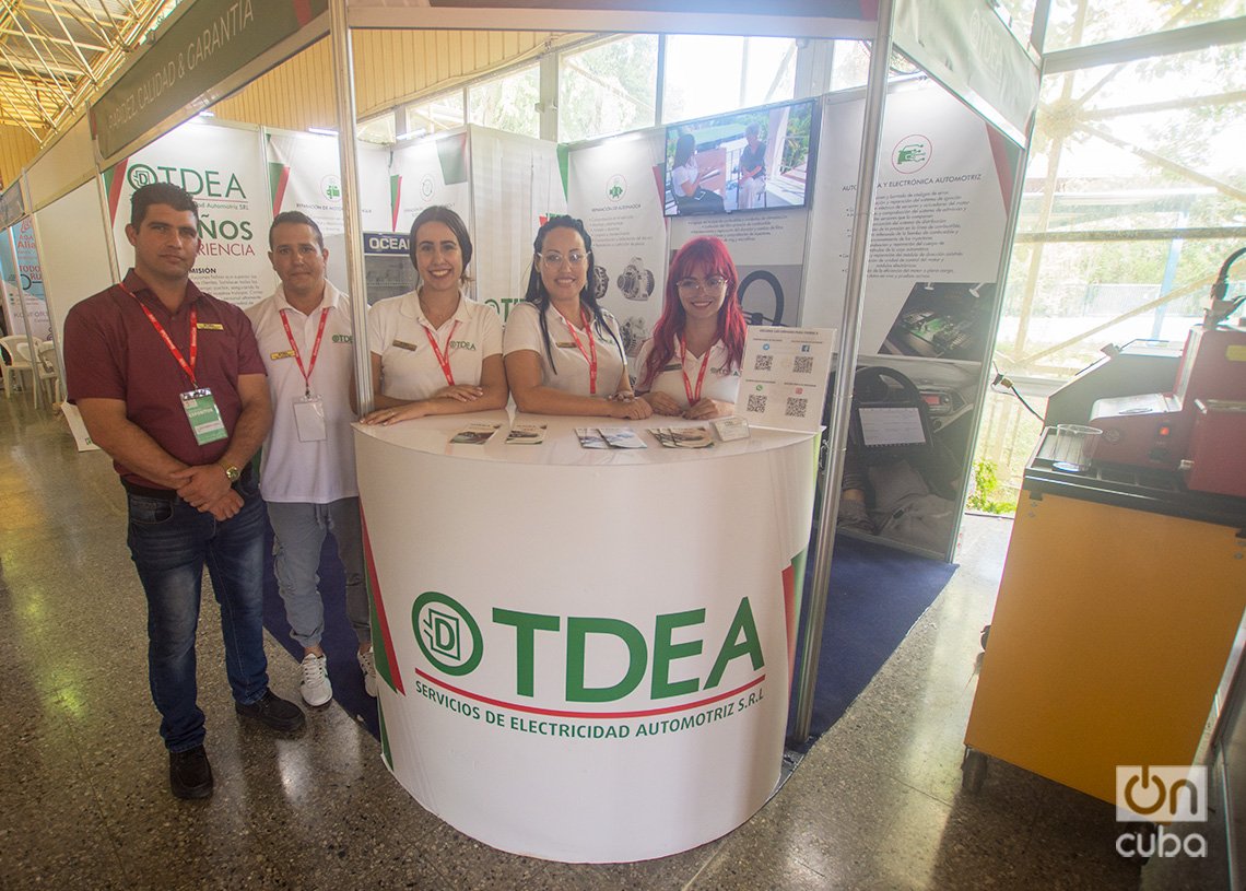 Equipo de la mipyme privada TDEA en el estand de la empresa en la Feria Internacional de La Habana FIHAV 2023. Foto: Otmaro Rodríguez.