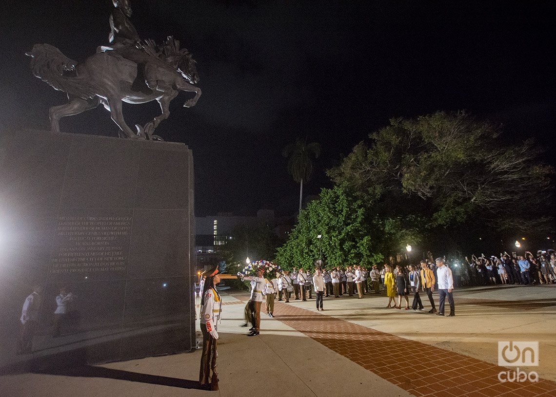 Participantes en la IV Conferencia La Nación y la Emigración depositan una ofrenda floral en el monumento a José Martí, en el parque 13 de marzo, en La Habana. Foto: Otmaro Rodríguez.