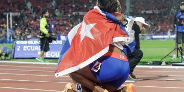 Corredoras cubanas celebran su triunfo en el relevo 4x400 en los Juegos Panamericanos de Santiago de Chile 2023. Foto: Jit / Archivo.