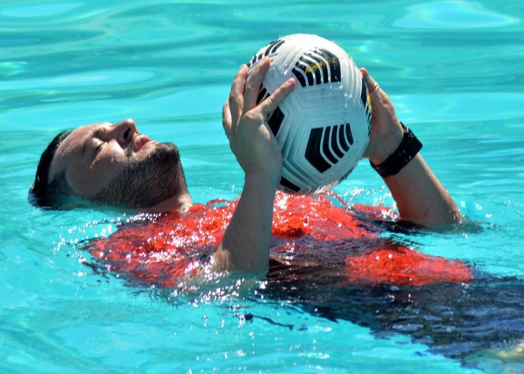 Jhoen Lefont impuso una nueva marca a su ya amplio historial de récords en dominio del balón en el agua. Foto: Ricardo López Hevia.