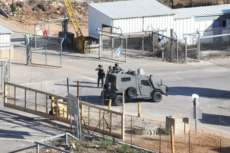 Actividad en el puesto de control de Ofera, en Israel, antes de que los rehenes de Hamás fueran intercambiados por prisioneros palestinos. Foto: EFE.