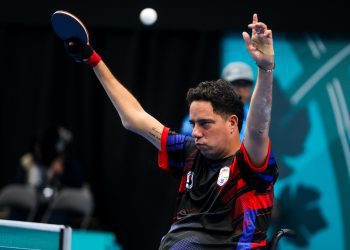 Yunier Fernández Izquierdo, de Cuba, juega frente al chileno Vicente Leiva en el tenis de mesa de los VII Juegos Parapanamericanos Santiago 2023, con sede en el Centro de Entrenamiento Olímpico, el 18 de noviembre de 2023 en Ñuñoa, Santiago, Chile. Foto: Calixto N. Llanes/Periódico JIT.