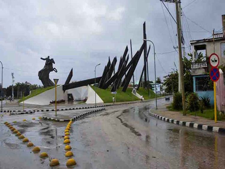 Las lluvias han comenzado a disminuir en la zona oriental de Cuba tras dos días en alerta. Foto: Tomada de Prensa Latina.