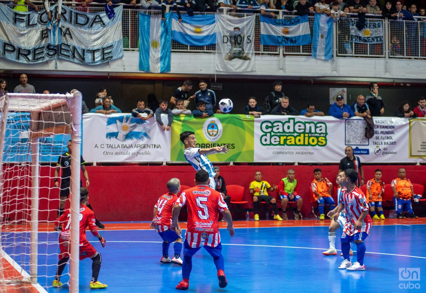 Final del mundial de fútbol de talla baja entre Argentina y Paraguay. Foto: Kaloian.
