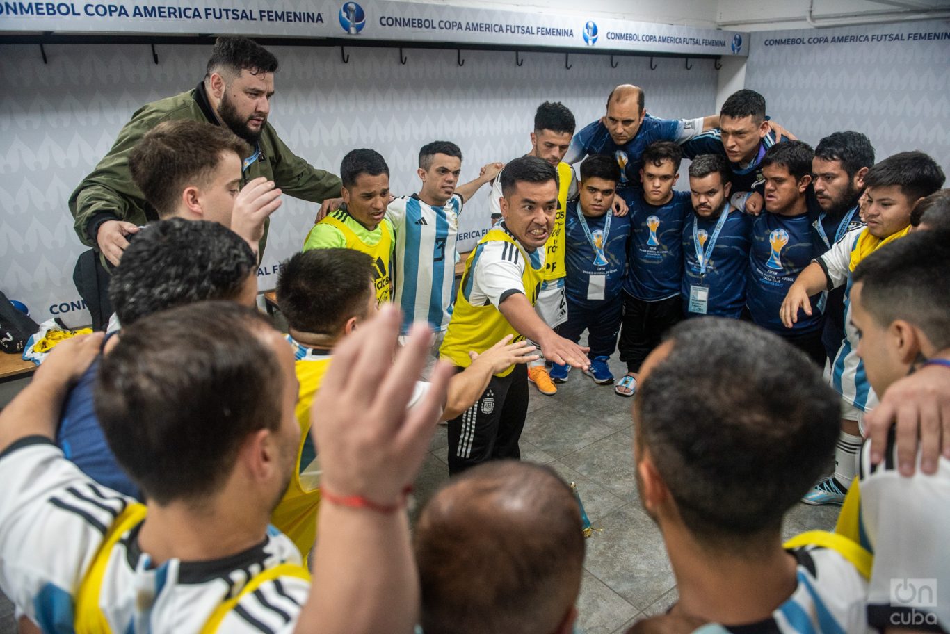 Facundo Rojas, el capitán de la selección argentina, arengando a su equipo antes de salir a campo de juego. Foto: Kaloian.