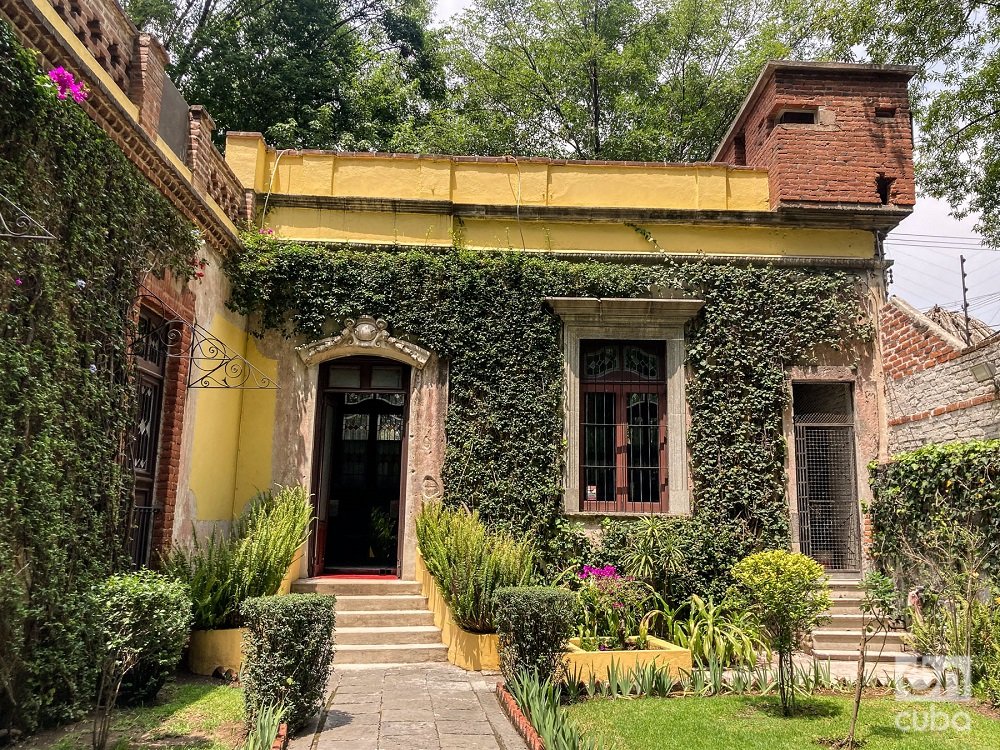 Jardín interior en el Museo Casa León Trotski. En el techo aún se conserva una caseta para la vigilancia. Foto: Kaloian.