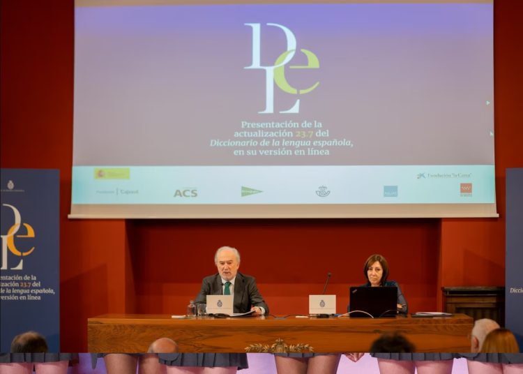 El director de la RAE, Santiago Muñoz Machado, y la directora del Instituto de Lexicografía, Elena Zamora, en la presentación de las novedades del diccionario. Foto: El País.