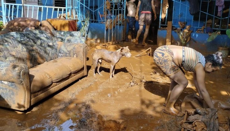 Afectaciones en una vivienda tras las inundaciones repentinas en Moa por la crecida del río Cabañas. Foto: Camilo Velázquez Petittón / Facebook.