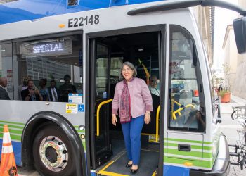 La alcaldesa del condado Miami-Dade, Daniella Levine Cava, inaugura el mes pasado un autobús eléctrico. Foto: Miami-Dade County.