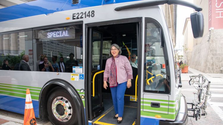 La alcaldesa del condado Miami-Dade, Daniella Levine Cava, inaugura el mes pasado un autobús eléctrico. Foto: Miami-Dade County.