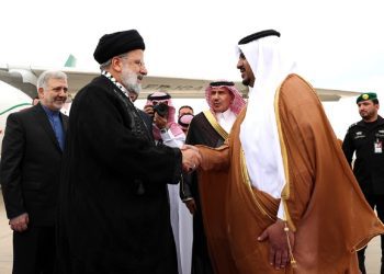 El presidente de Irán, Ebrahim Raisi (i), es recibido a su llegada al aeropuerto de Riad este sábado 11 de noviembre de 2023 para una cumbre de líderes árabes y musulmanes. Foto: Presidencia de Irán vía EFE.