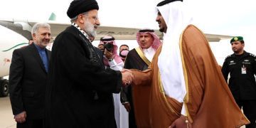 El presidente de Irán, Ebrahim Raisi (i), es recibido a su llegada al aeropuerto de Riad este sábado 11 de noviembre de 2023 para una cumbre de líderes árabes y musulmanes. Foto: Presidencia de Irán vía EFE.