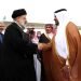 El presidente de Irán, Ebrahim Raisi (i), es recibido a su llegada al aeropuerto de Riad este sábado 11 de noviembre de 2023 para una cumbre de líderes árabes y musulmanes. Foto: Presidencia de Irán vía EFE.