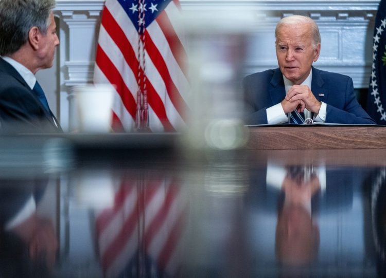 Biden con el secretario de Estado Antony Blinken durante una reunión en la Sala Roosevelt de la Casa Blanca. Foto: SHAWN THEW/ EFE/EPA.