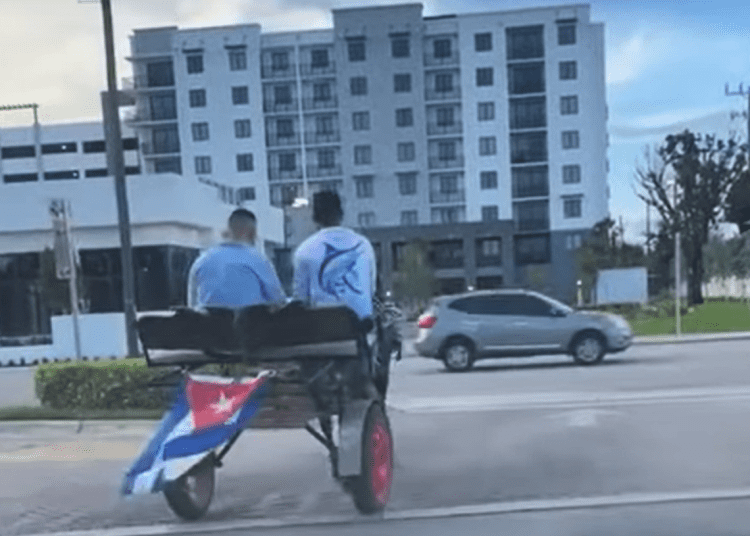 Cubanos en una "arañita" en Hialeah. Captura de video.