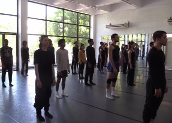 Acosta Danza celebra Día Mundial del Ballet con clase de danza contemporánea impartida por Susana Pous. Foto: Captura/Acosta Danza/Facebook.