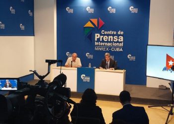 Conferencia de prensa del viceministro cubano de Exteriores Carlos Fernández de Cossío (derecha), tras la ronda de conversaciones migratorias entre Cuba y Estados Unidos, el martes 14 de noviembre de 2023. Foto: @CubaMINREX / X.