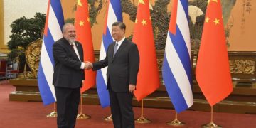 El primer ministro cubano Manuel Marrero y el presidente chino Xi Jinping, en un encuentro el pasado año en Pekín. Foto: @GobiernoCuba / Archivo.