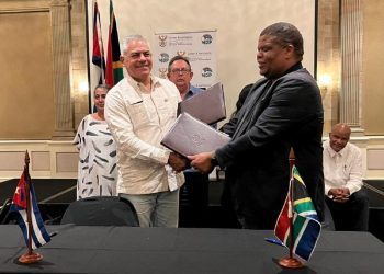 Bladimir Matos, vicepresidente del Instituto Nacional de Recursos Hidráulicos de Cuba, junto al vicetitular primero del Ministerio de Agua y Saneamiento de Sudáfrica, David Mahlobo. Foto: Tomada de Prensa Latina.