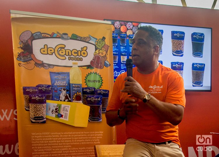 El empresario cubanoamericano Hugo Cancio habla durante el lanzamiento mundial de la marca deCancio Foods en la Feria Internacional de La Habana FIHAV 2023. Foto: Otmaro Rodríguez.