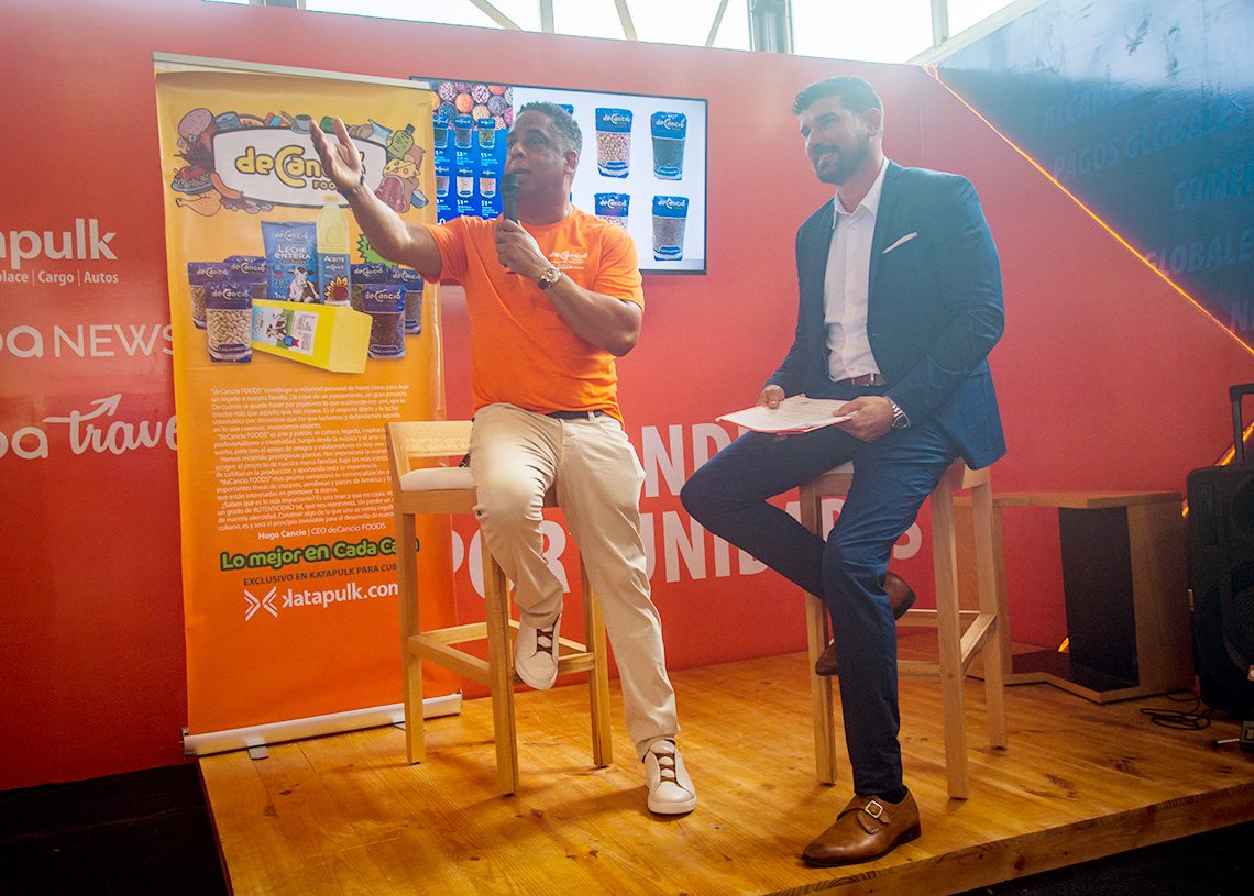 El empresario cubanoamericano Hugo Cancio junto al conductor Héctor Villar, durante el lanzamiento mundial de la marca deCancio Foods en la Feria Internacional de La Habana FIHAV 2023. Foto: Otmaro Rodríguez.