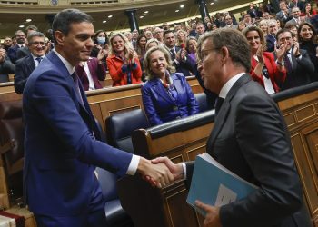 El líder del PP, Alberto Núñez Feijóo (d), felicita a Sánchez, al término de la segunda jornada del debate de investidura, este jueves. Foto: Javier Lizón/EFE.