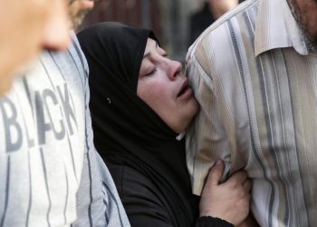 Una gazatí en duelo mientras los cuerpos de los palestinos muertos por bombas de Israel llegan al hospital Naser en el campo de refugiados de Khan Younis, sur de Gaza, el 17 de octubre de 2023. Foto: EFE/EPA/Haitham Imad.