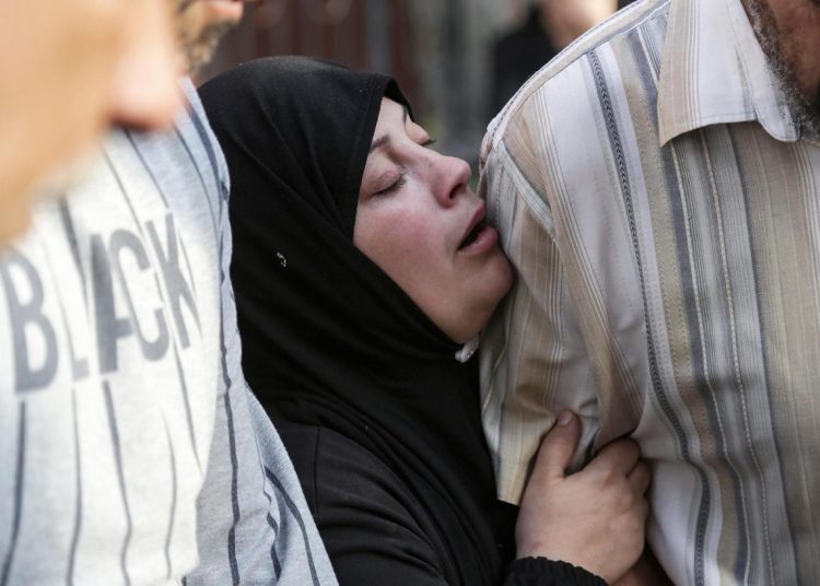 Una gazatí en duelo mientras los cuerpos de los palestinos muertos por bombas de Israel llegan al hospital Naser en el campo de refugiados de Khan Younis, sur de Gaza, el 17 de octubre de 2023. Foto: EFE/EPA/Haitham Imad.