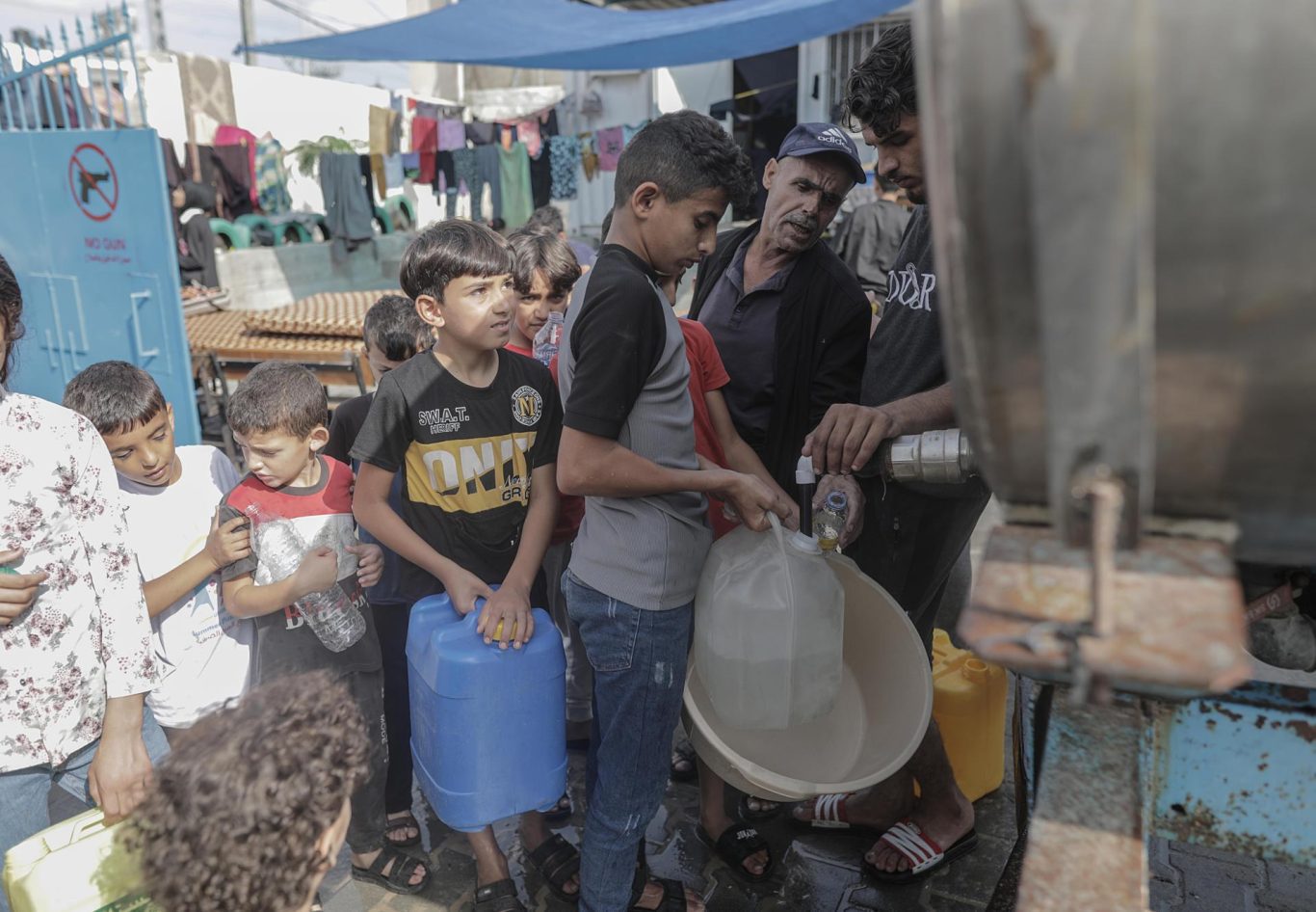 Campo de refugiados de Khan Yunis hacen cola para llenar pequeños contenedores de agua. Sur de Gaza, 22 de octubre de 2023. Foto: EFE/EPA/Haitham Imad.