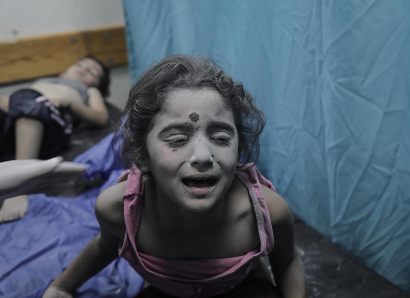 Niña palestina herida por bombardeo israelí es tratada en un hospital en Khan Younis, sur de Gaza, 17 de octubre de 2023. Foto: EFE/EPA/Haitham Imad. 