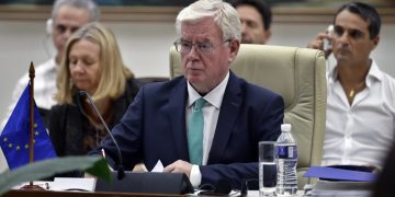 El representante especial de la Unión Europea (UE) para los Derechos Humanos, Eamon Gilmore, participa en el cuarto Diálogo sobre Derechos Humanos entre la UE y Cuba, en La Habana, el 24 de noviembre de 2023. Foto: Ernesto Mastrascusa / EFE.